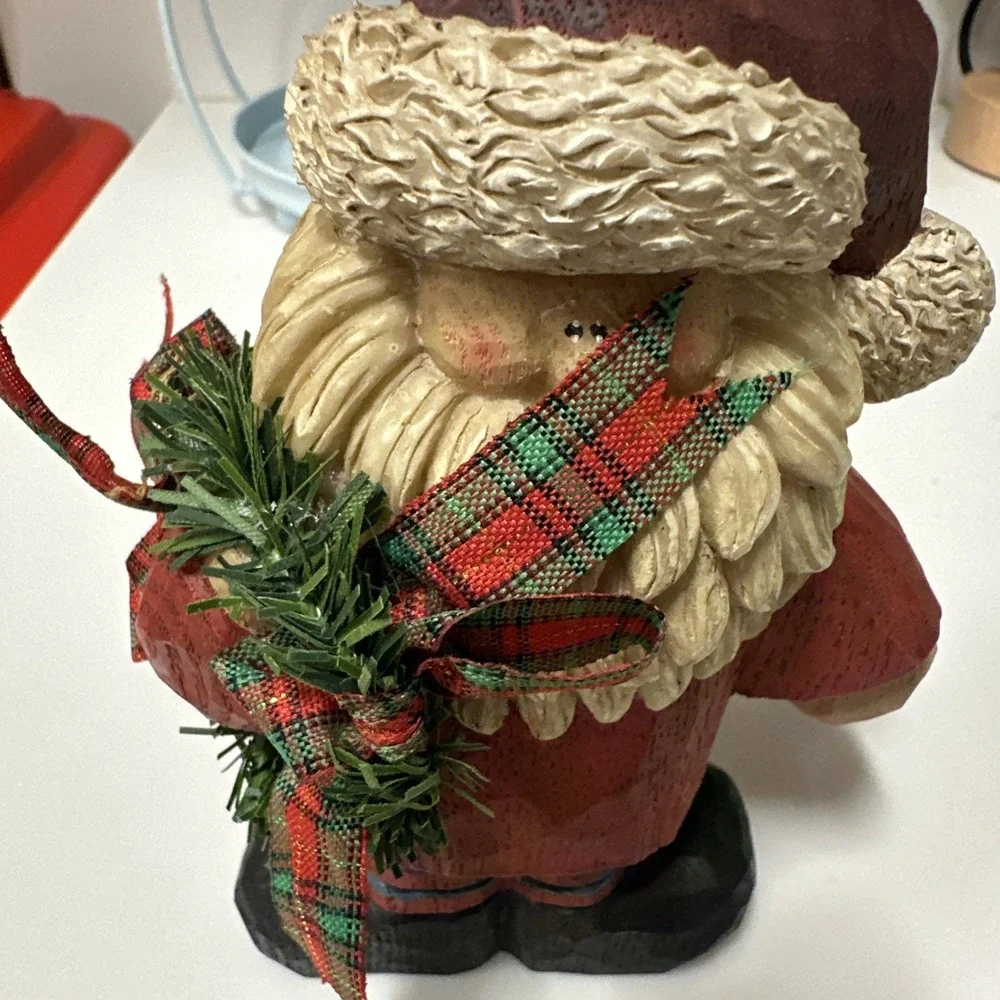 Unbranded Carved Wood-Look‎ Resin Santa w/ Wreath Christmas Figurine 5.5